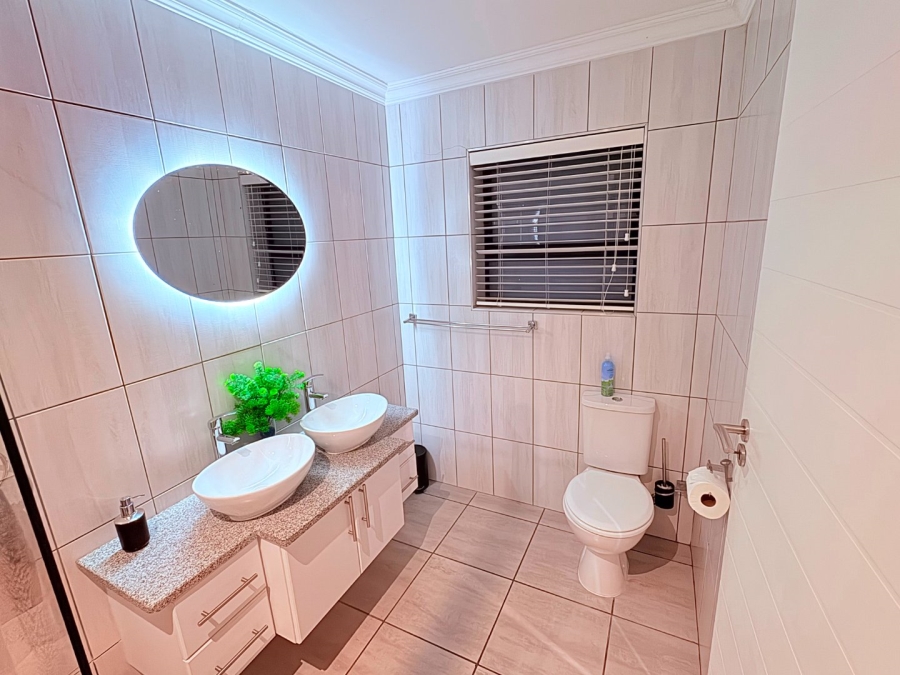 5 Bedroom Property for Sale in Reebok Western Cape